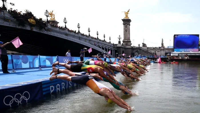 Sportivii de la triatlon, puși să înoate în Sena, deși râul este foarte poluat. Foto Getty images