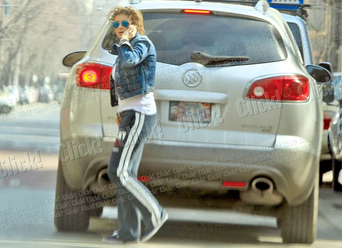 Sexy-impresara  primeşte complimente  pe stradă