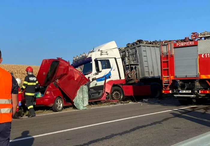 Mașină strivită de un tir în județul Galați FOTO: IPJ Galați 