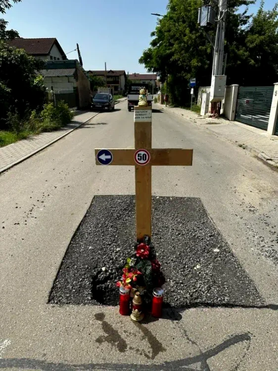 Groapa a revenit și după reparații / foto: alba24.ro