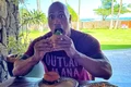 dwayne johnson a dat iama in hamburgeri jpeg