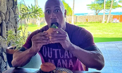 dwayne johnson a dat iama in hamburgeri jpeg