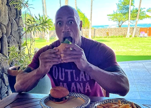 dwayne johnson a dat iama in hamburgeri jpeg