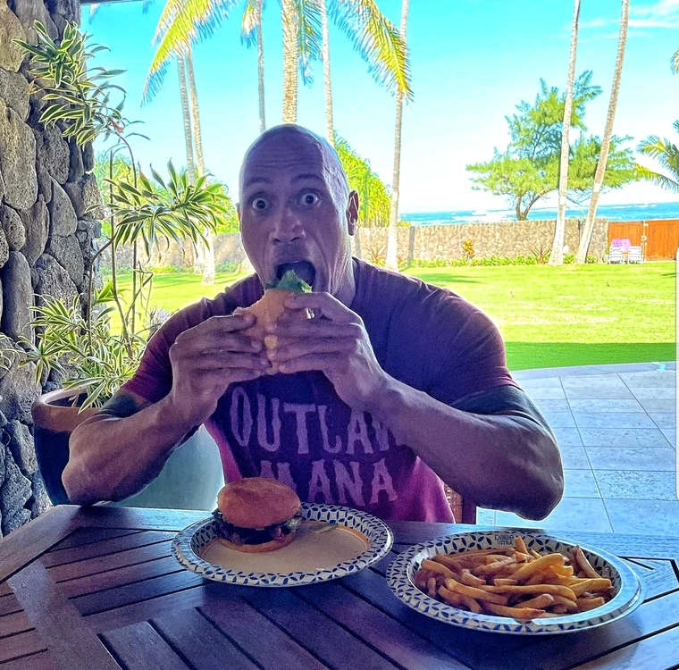 
    Dwayne ”The Rock” Johnson, 48 de ani, nu se poate abține de la mâncarea interzisă; a călcat strâmb două week end-uri consecutivfoto: Instagram  