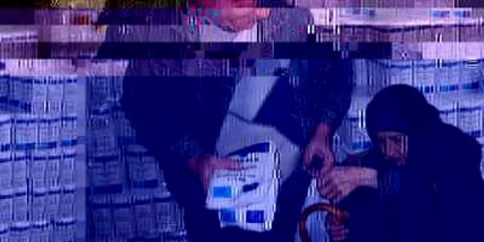 Pensionarii, şomerii, şi persoanele cu dizabilităţi sunt aşteptaţi să îşi ia făina şi zahărul