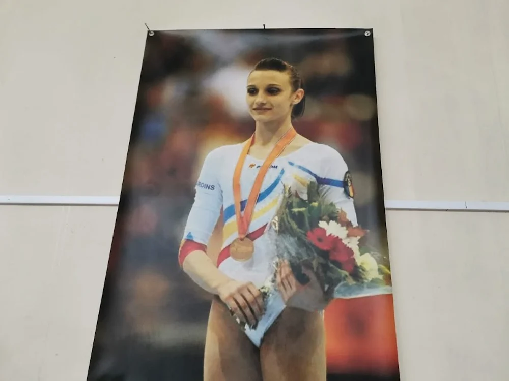 Afiş cu Ana Porgras, pe pereţii sălii de gimnastică din Galaţi, sursa: C.Mazilu