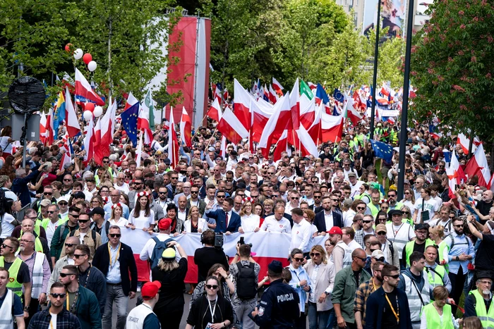 VIDEO Mitinguri la Varșovia înainte de alegerile prezidențiale din Polonia. La unul dintre marșuri a fost prezent și Nicușor Dan