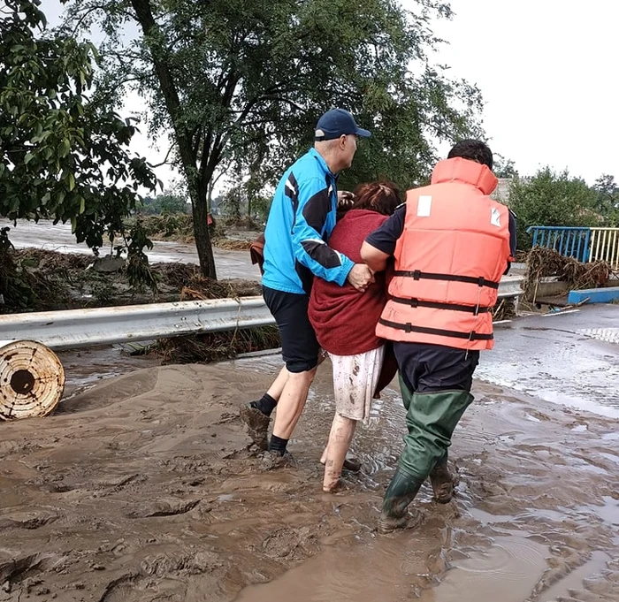 Sute de persoane au fost evacuate de către salvatori FOTO: IGSU