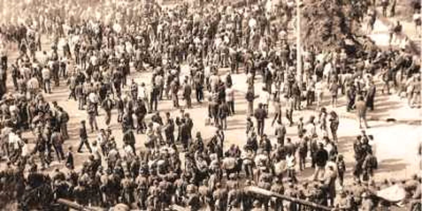 20 martie 1990, Târgu-Mureş. Armata a intervenit cu tancuri pentru a separa cele două tabere: români şi maghiari