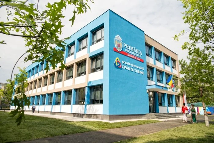 Fire eletrice ieșite din pereți la una dintre școlile din sectorul 6Foto: Primăria sectorului 6