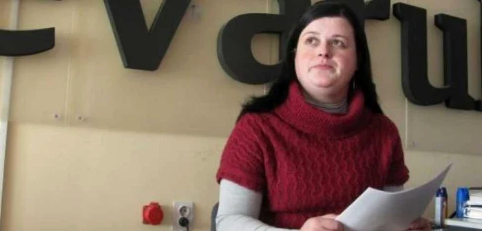 Mihaela Oprea spune că Spitalul Judeţean o pune pe drumuri, pentru informaţii despre pruncul care i-a murit în spital. Foto: Arhivă.