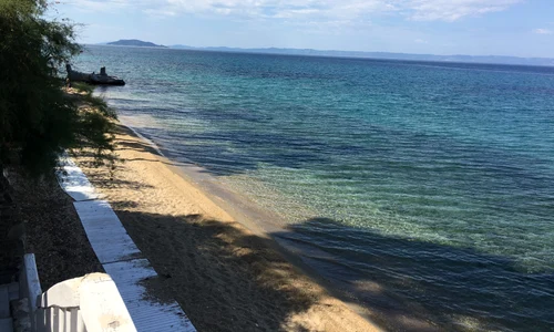 În Grecia găsești plaje de toate mărimile, cu nisip fin sau cu pietricele, pentru toate gusturile  Aici, o plajă micuță de pe brațul Sithonia, Halkidiki jpeg