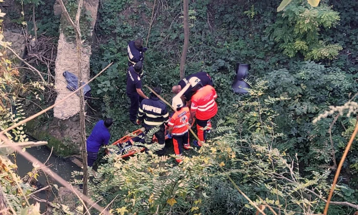 O femeie a căzut cu ATV-ul într-o râpă de zece metri. FOTO Diana Cimpoeșu