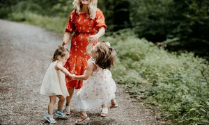 mama si copii se bucura foto pixabay jpg