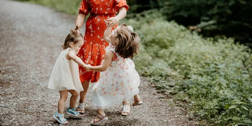 mama si copii se bucura   foto pixabay jpg
