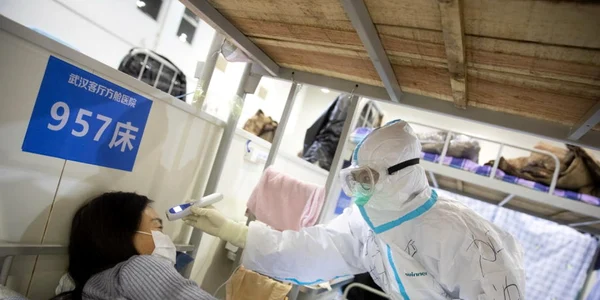 Pacient cu coronavirus in China FOTO EPA-EFE