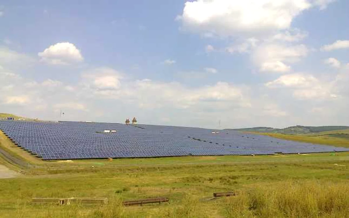 20.000 de panouri fotovoltaice au fost montate pe un teren situat între localităţile Vîrşolţ şi Recea FOTO Green Comcris Invest SRL