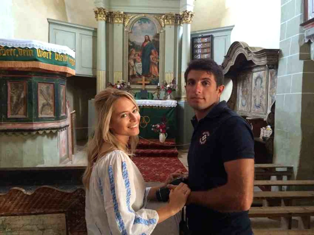 
    Laura Cosoi a fost în vacanță cu iubitul ei, Cosmin Curticăpean, în satul Viscri (județul Brașov)foto: arhiva personală  
