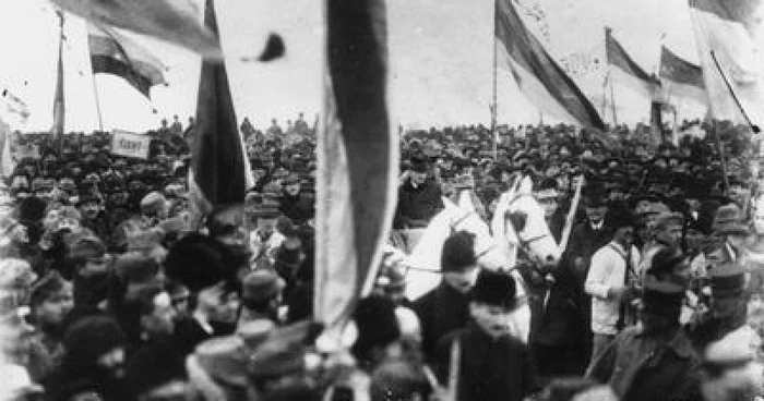 Una dintre imaginile document cu mulţimea venită la Alba Iulia, în 1 Decembrie 1918/Sursa foto: Muzeul Naţional al Unirii