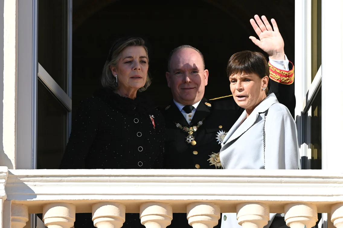 Prințesa Stéphanie de Monaco, alături de sora ei, Prințesa Caroline de Monaco, și de fratele sau, Prințul Albert de Monaco. FOTO: Getty Images
