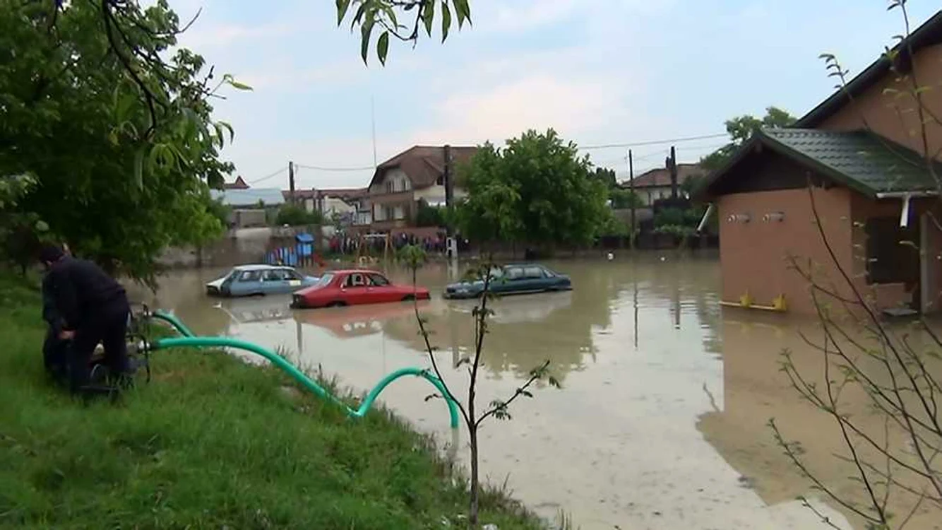 Masinile din parcari s-au umplut cu apa venita suvoi