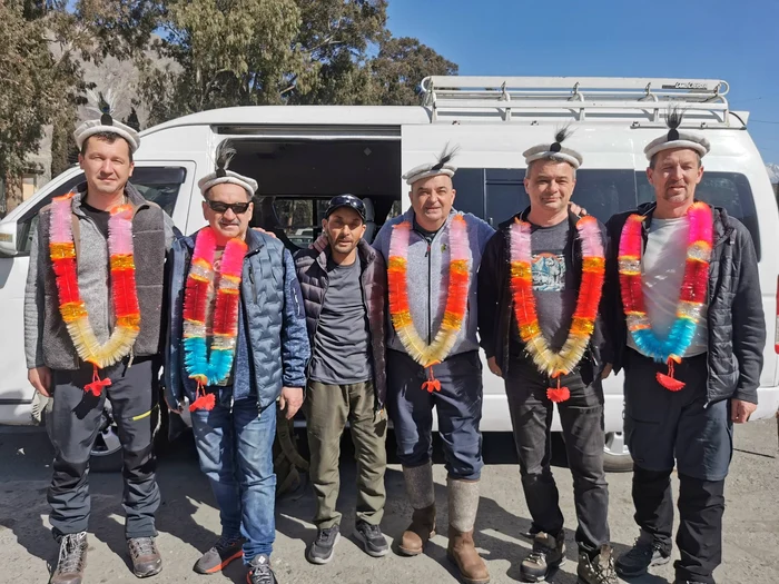 Cei cinci români, la începutul expediţiei. FOTO: Facebook