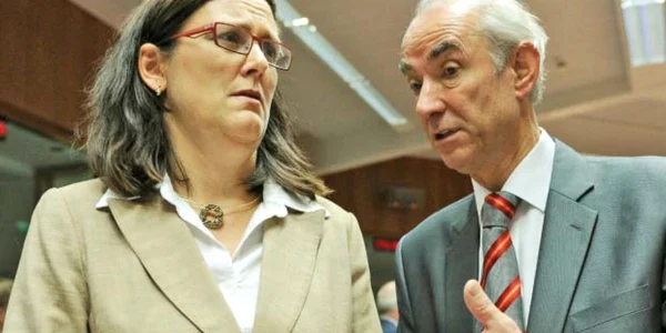 Comisarul european pentru Afaceri Interne, suedeza Cecilia Malmstrom,  şi ministrul olandez al Imigraţiei, Gerd Leers  