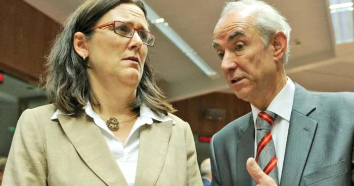 Comisarul european pentru Afaceri Interne, suedeza Cecilia Malmstrom, şi ministrul olandez al Imigraţiei, Gerd Leers
