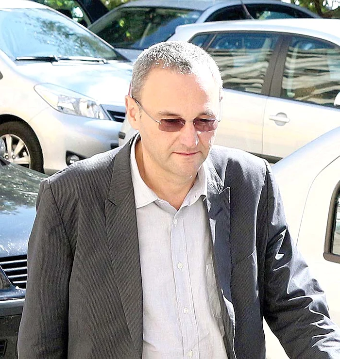 Soțul creatoarei, Zaharia Schrotter