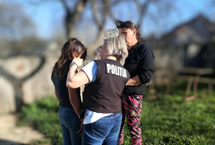 Adolescenta a fost consiliată de o o polițistă FOTO Poliția Neamț