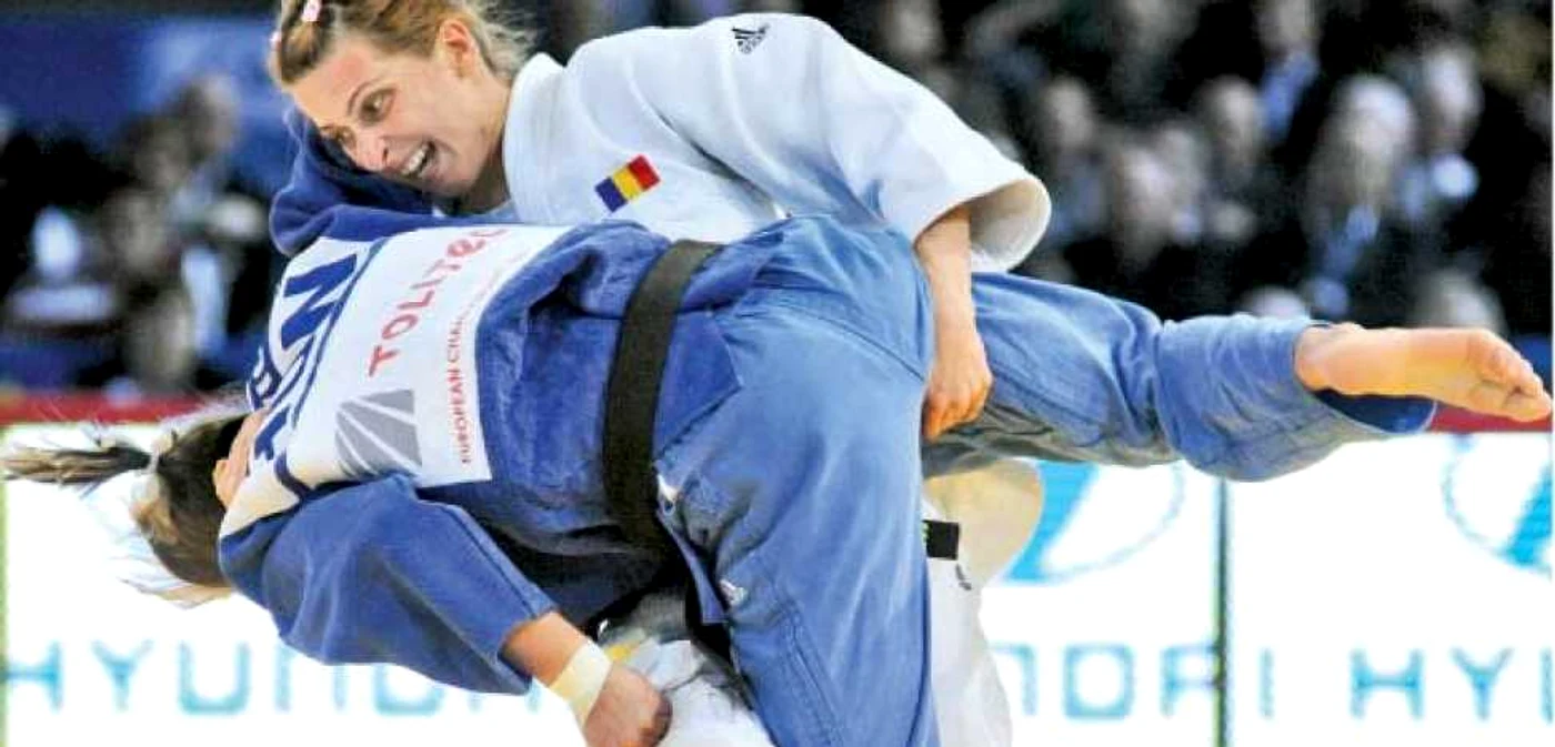 Alina Dumitru (în alb)  îşi pune o adversară  la podea