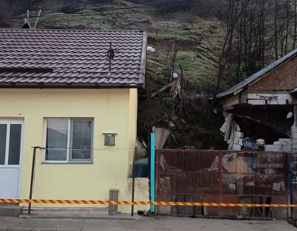 O casă a fost grav afectată, o alta parțial FOTO: ISU Olt