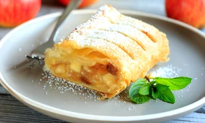 Strudel cu mere  Sursa foto shutterstock 739280095 jpg