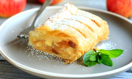Strudel cu mere  Sursa foto shutterstock 739280095 jpg