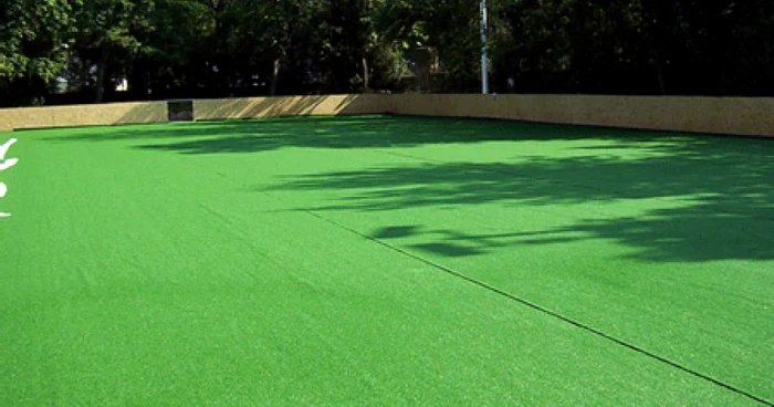 S-a pus gazon artificial la patinoar