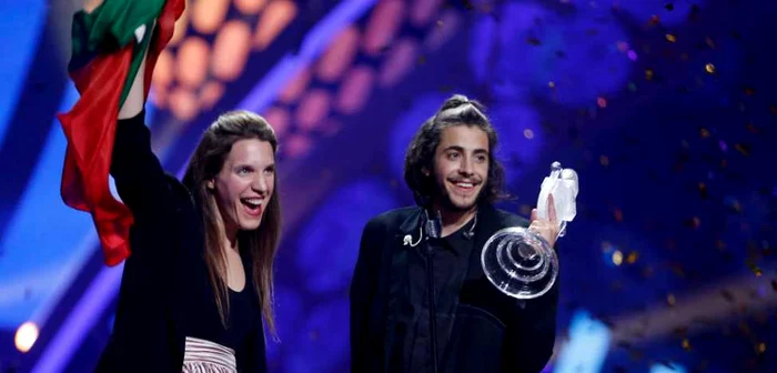 Salvador Sobral, reprezentantul Portugaliei, împreună cu sora lui, sărbătorind câştigarea celei de-a 62-a ediţie a Eurovisionului FOTO Getty Images