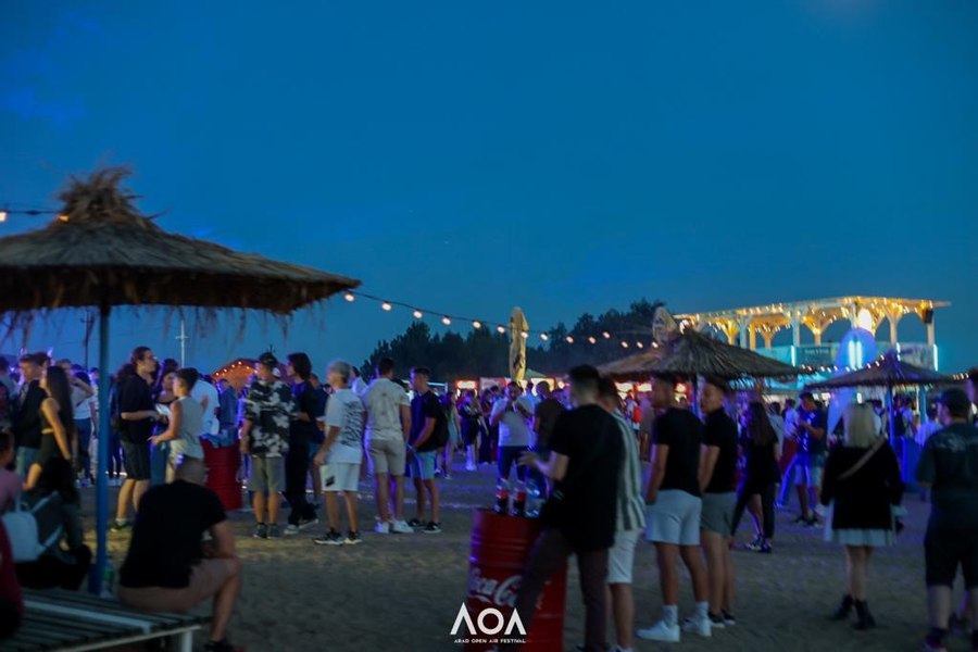 Pe plajă până la răsăritul soarelului. Festivalul AOA de pe Litoralul Vestului continuă cu noi nume sonore 