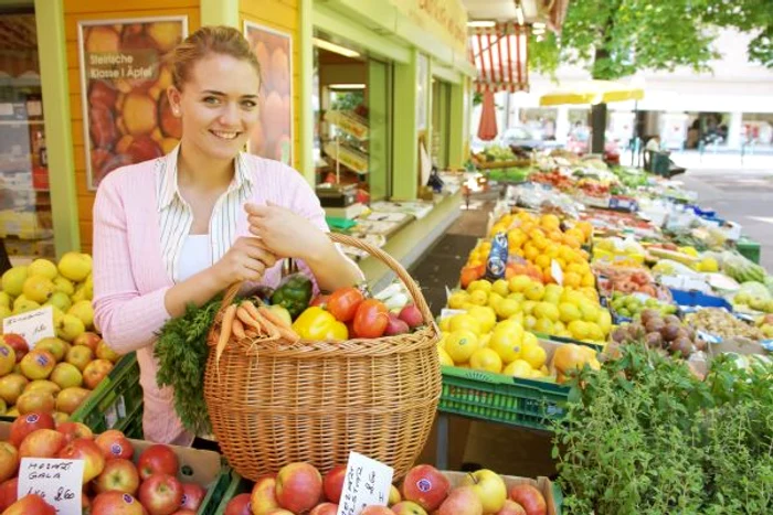 
    Dacă fructele înlocuiesc cina, aportul caloric este insuficient, iar zahărul riscă să se transforme în depozite de grăsimewww.clicksanatate.ro  