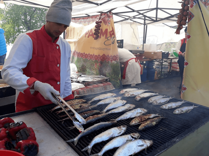  Mircea Dinescu, spectacol culinar la Festivalul Scrumbiei, care se va desfășura de Florii la Galați