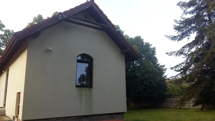 Slujbele care răsună din difuzoarele montate pe Biserica Ortodoxă Română din Diniaş îi deranjează la culme pe unii dintre localnici FOTO Daniel Dancea