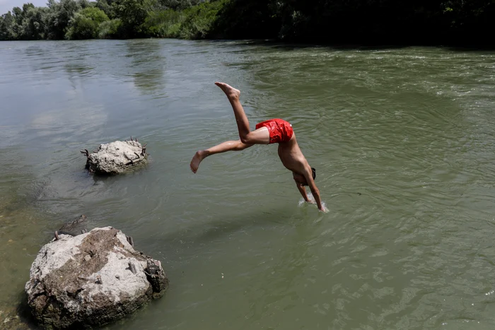 Tinerii se răcoresc în râuri şi fântâni