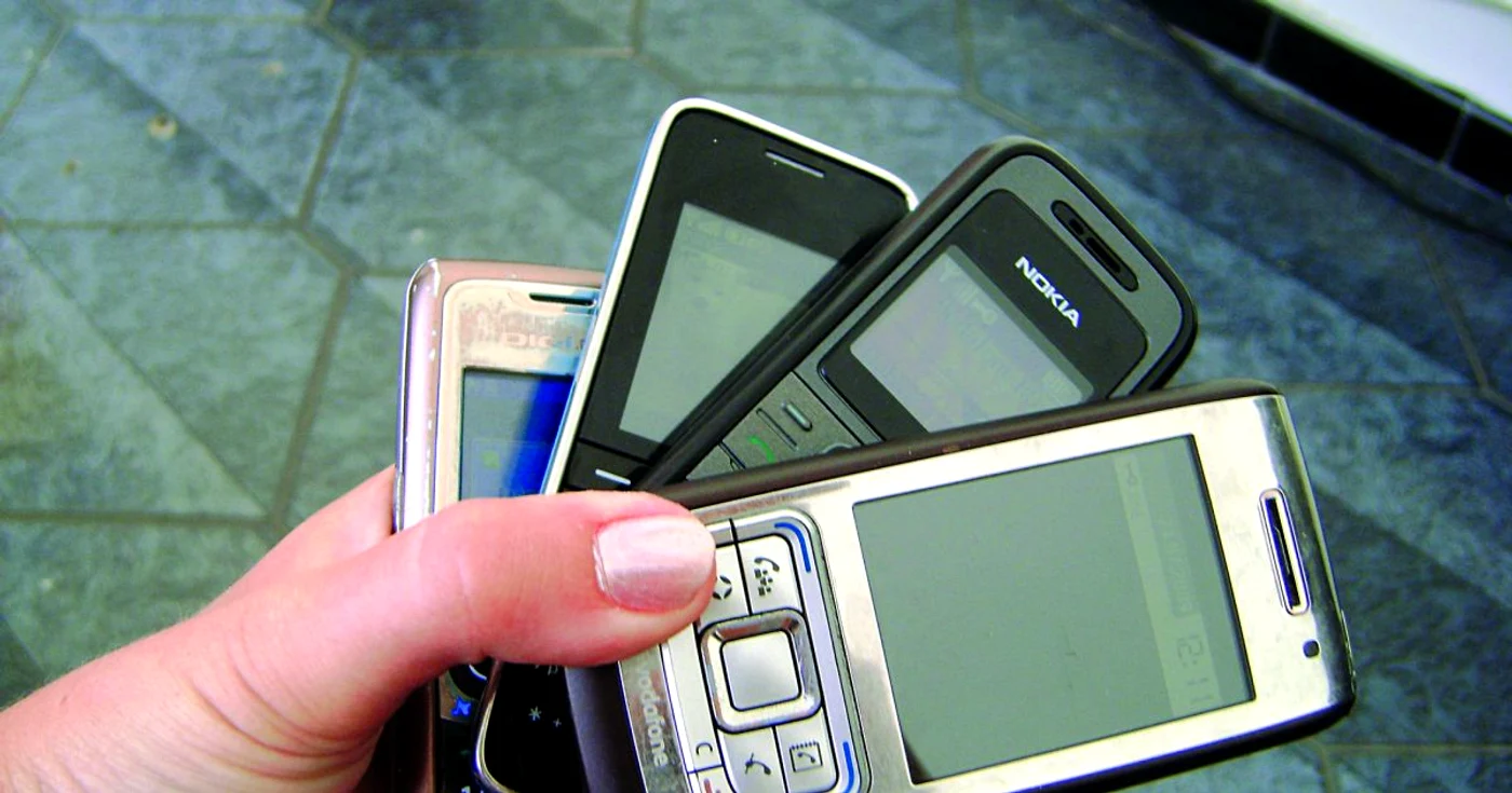 Arad: Arădenii nu renunţă la unicul telefon mobil