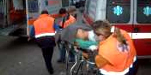 Şoferul unui Renault a fost accidentat dupa ce a intrat cu maşina într-un tir