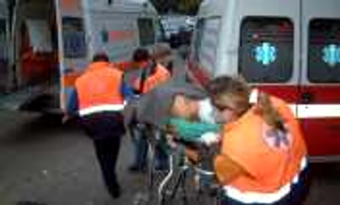 Şoferul unui Renault a fost accidentat dupa ce a intrat cu maşina într-un tir