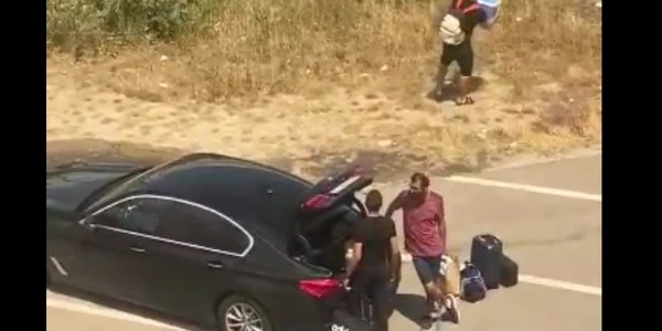Şofer BMW arunca gunoaie în Mamaia 
