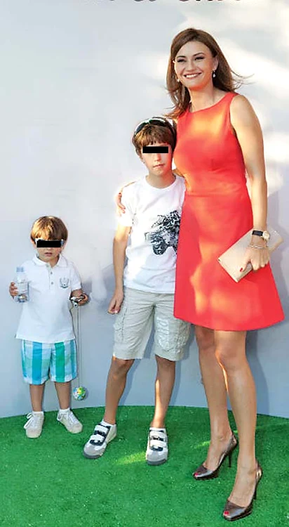 Dana Războiu, alături de cei doi copii: Marc (stânga) şi Victor