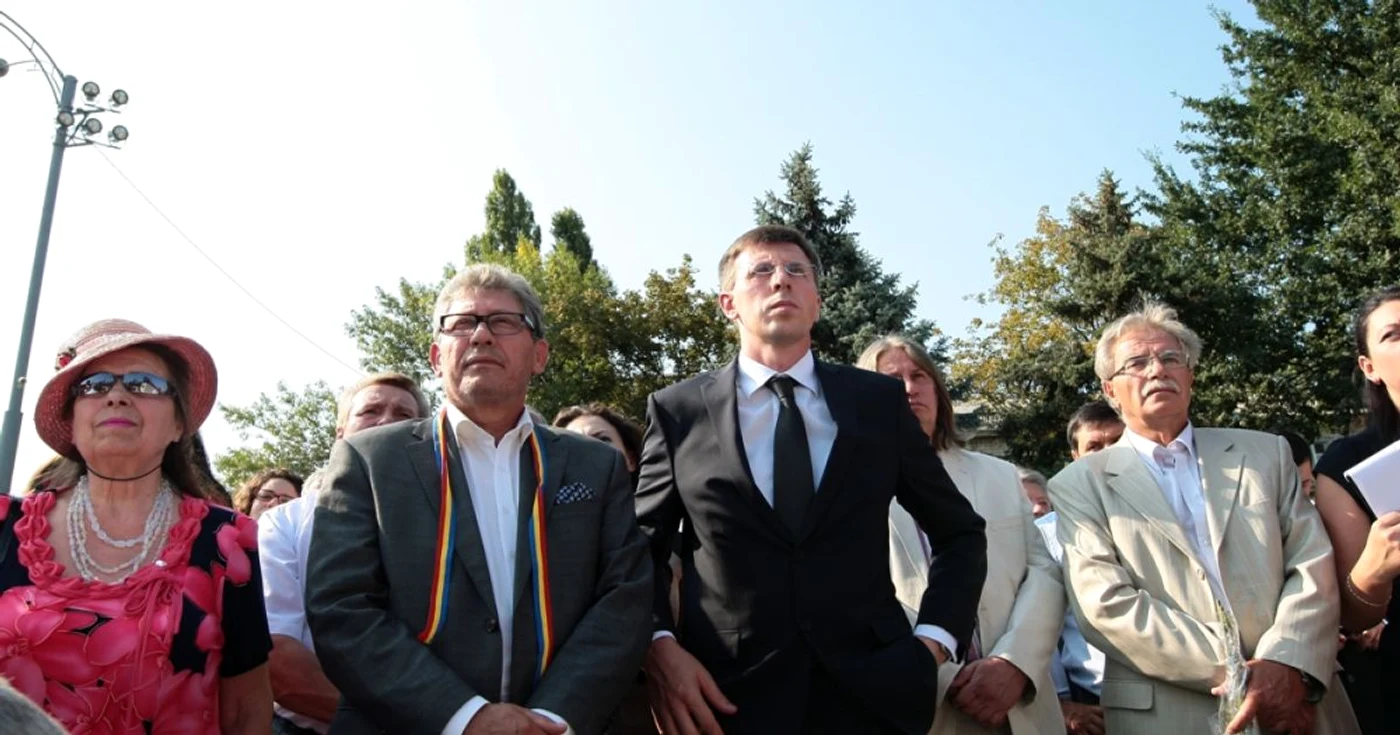 Mihai Ghimpu şi Dorin Chirtoacă, alături de alţi funcţionari şi demnitari liberali FOTO Dumitru Goncear