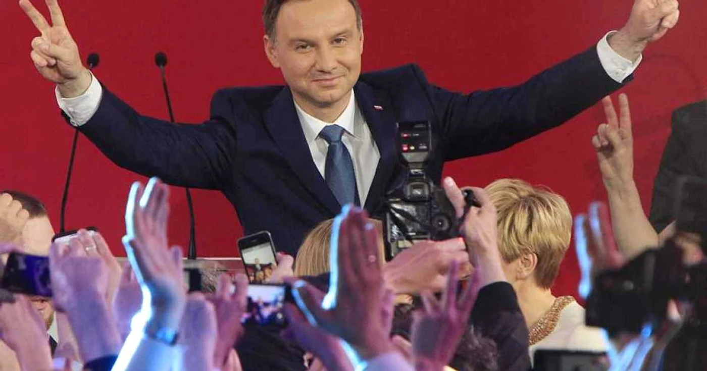 Andrzej Duda sărbătoreşte cu suporterii victoria la alegerile prezidenţiale în Varşovia, Polonia FOTO AP