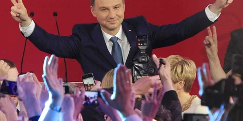 Candidatul opoziţiei Andrzej Duda sărbătoreşte cu suporterii victoria la alegerile prezidenţiale în Varşovia Polonia FOTO AP