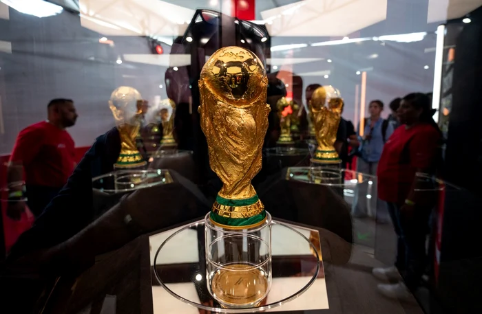 Trofeul care se acordă campioanei mondiale la fotbal a fost expus în orașele din America  (Foto: EPA
